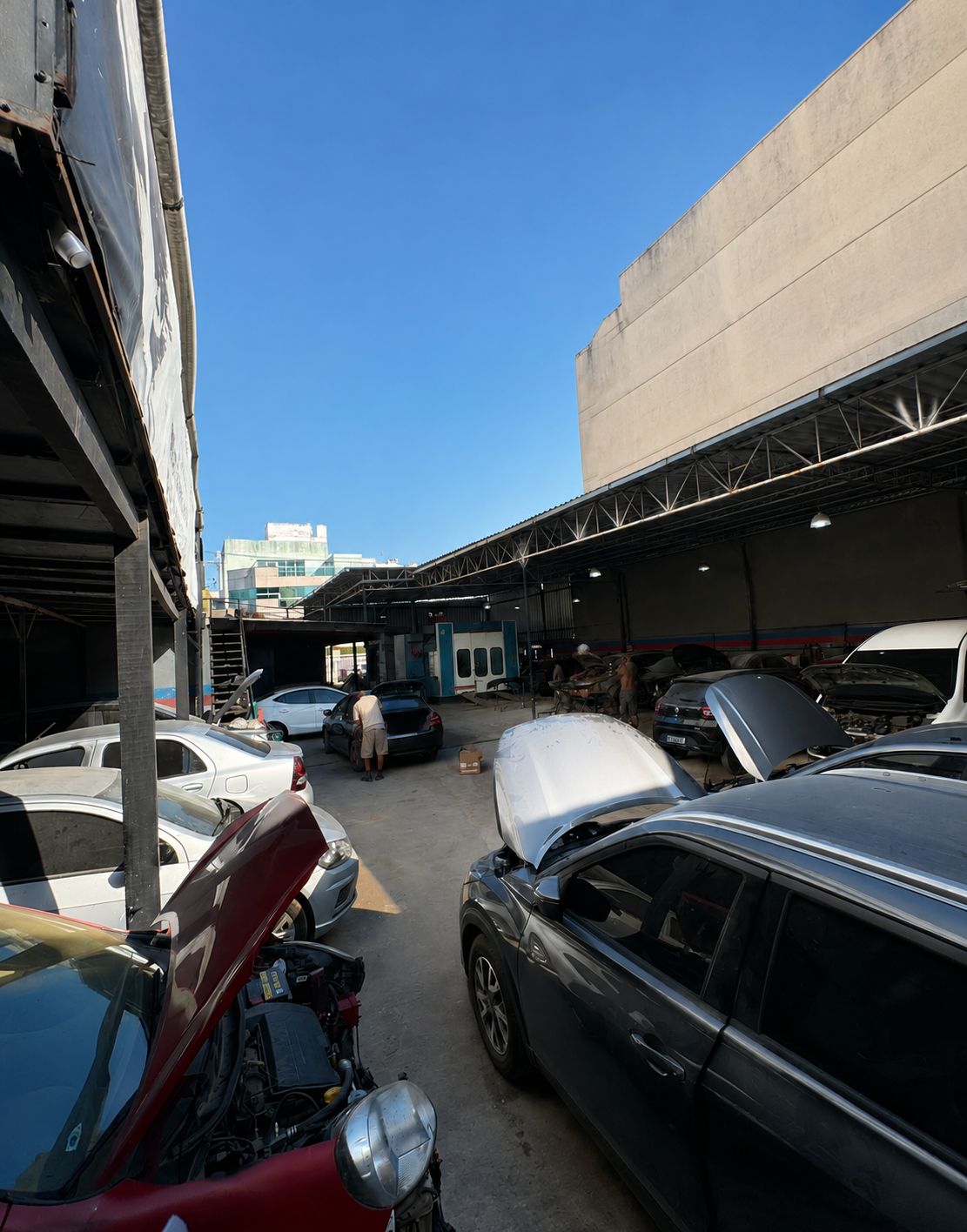 Pátio interno e fluxo de veículos em reparo.