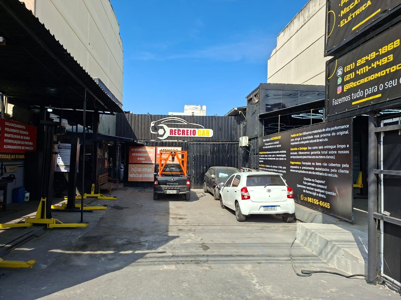 Pátio interno e estacionamento