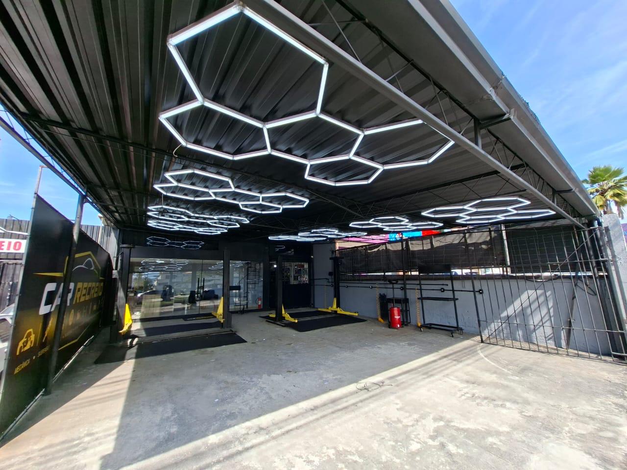 Área de mecânica com iluminação hexagonal