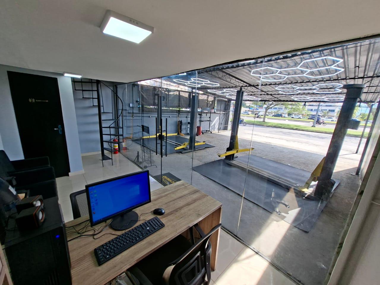 Escritório com vista para a oficina