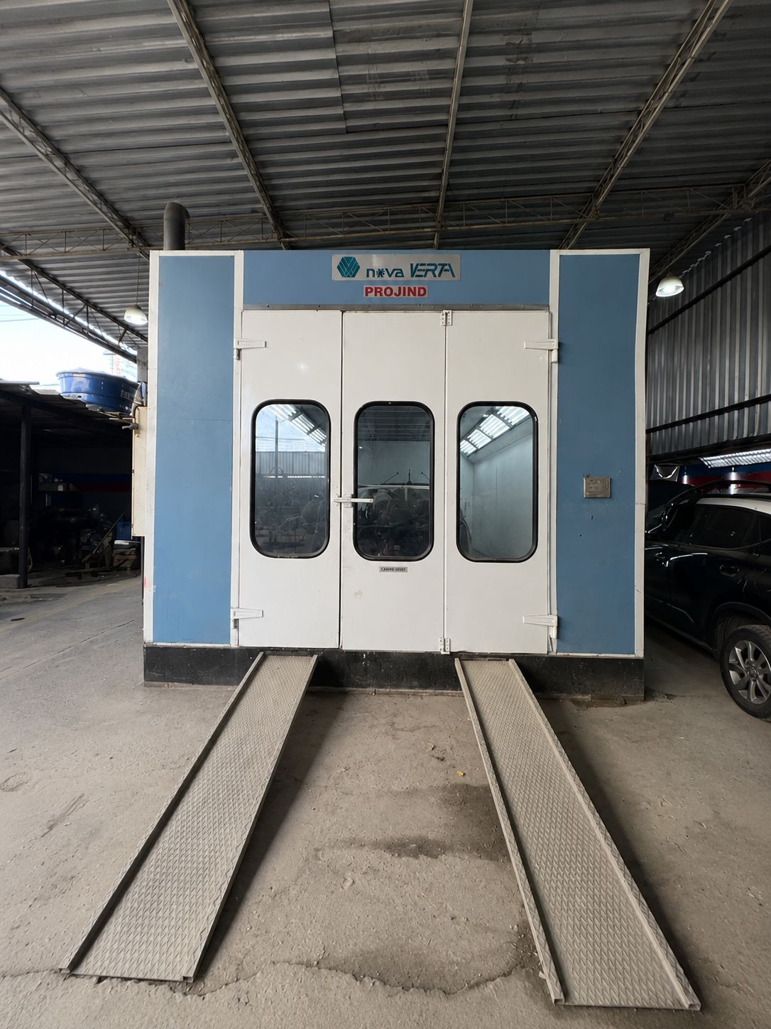 Cabine de pintura com rampa de acesso.